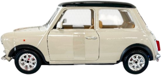 Crèmekleurige Mini Cooper uit 1969 met zwart dak, beige interieur en chromen velgen.