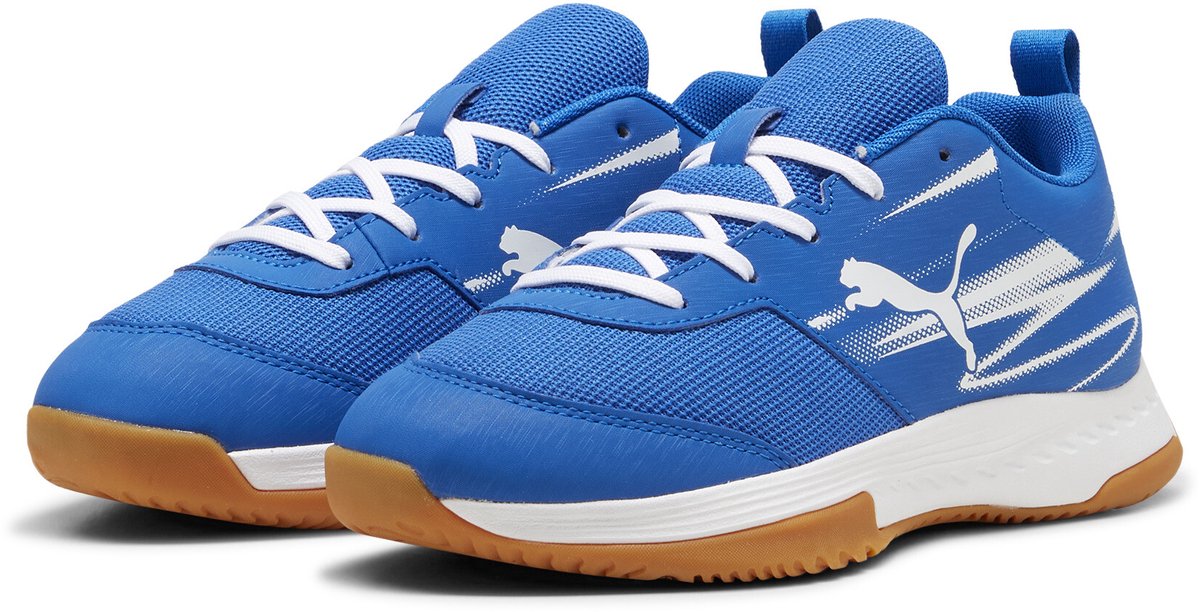PUMA Varion II Jr unisex sportschoenen in Team Royal met witte en gumkleurige details, ontworpen voor snel spel.