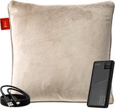 Beige fluwelen warmtekussen met Coozie label, zwarte powerbank (10000mAh) en zwarte USB-kabel.