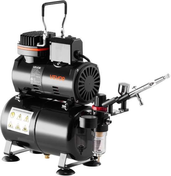 Zwarte luchtcompressor met tank en aangesloten airbrush pistool, gefotografeerd op een witte achtergrond.