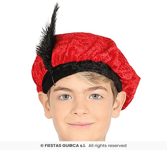 Close-up van de rode baret met zwarte rand en zwarte veer van een Pietenpak.