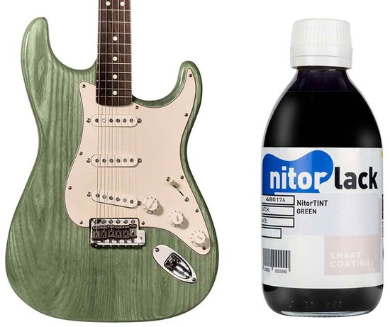 Een groene elektrische gitaar naast een fles groene kleurstof.