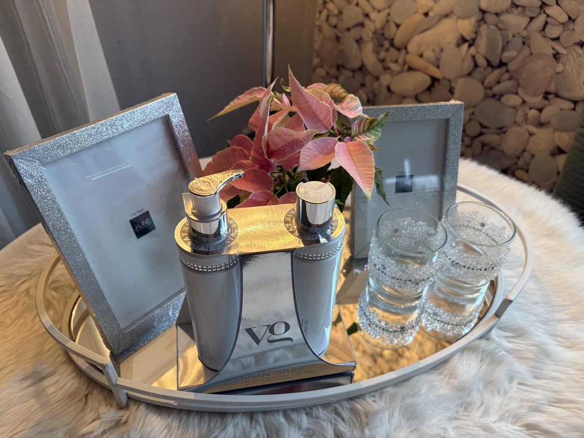 Luxe Snow & Frost Cadeauset – Dienblad met Spiegel + Fotokaders + Vivian Grey White & Silver Body & Douchegel + Waxinelichtjes - ideaal geschenk voor verjaardag of moederdag