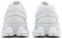 Achterkant van twee witte New Balance sneakers met zichtbare zolen.