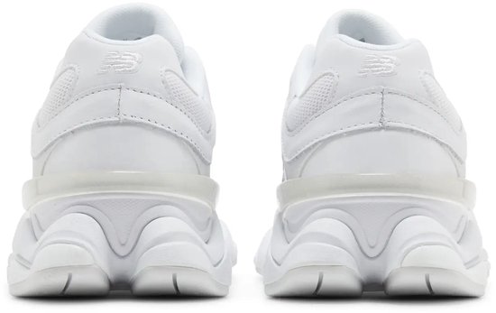 Achterkant van twee witte New Balance sneakers met zichtbare zolen.