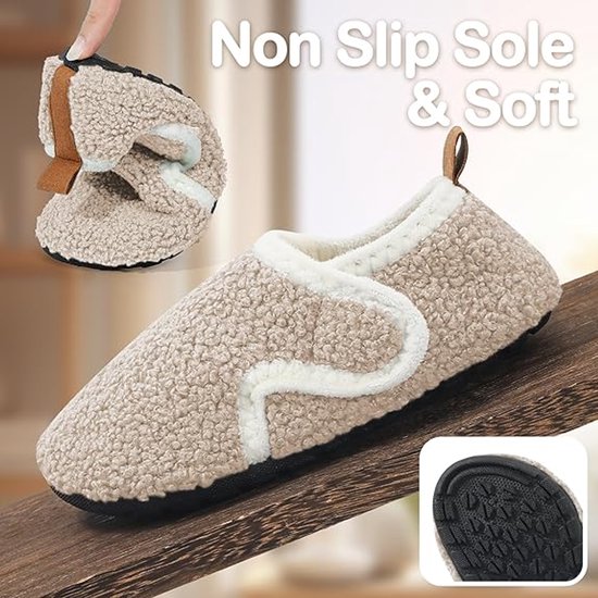 Beige, pluizige slof met witte rand, klittenband en bruin lusje. Met antislipzool. Tekst: 'Non Slip Sole & Soft'.