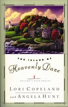 De kaft van het boek 'The Island of Heavenly Daze' toont een idyllisch eilanddorp met huizen, bomen en een vuurtoren, aan een blauwe zee.