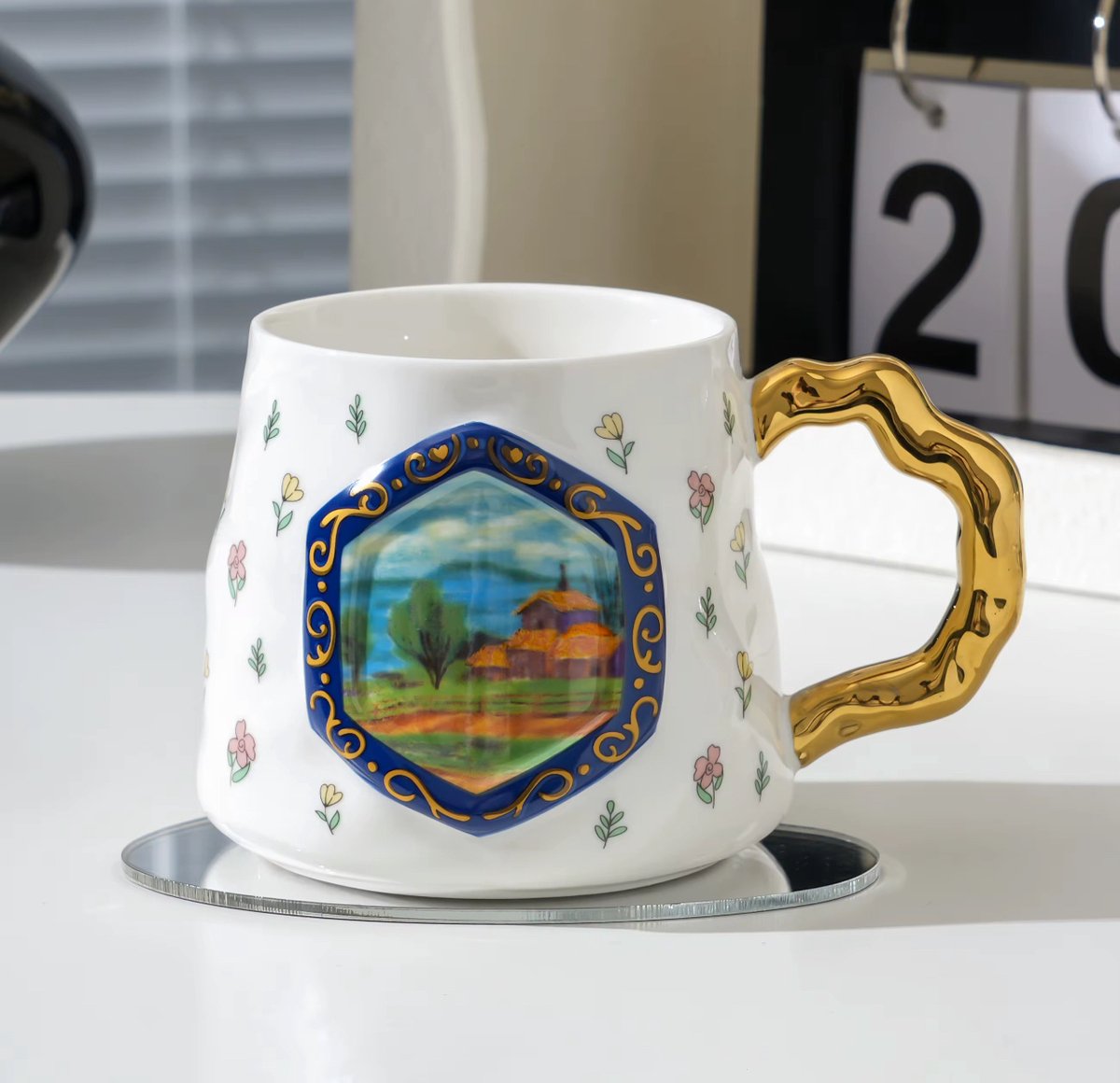 Porseleinen Design Mok 'Zomerhuisje' - Met Golvend Gouden Oor & Klassiek Blauwe Rand - 390ml