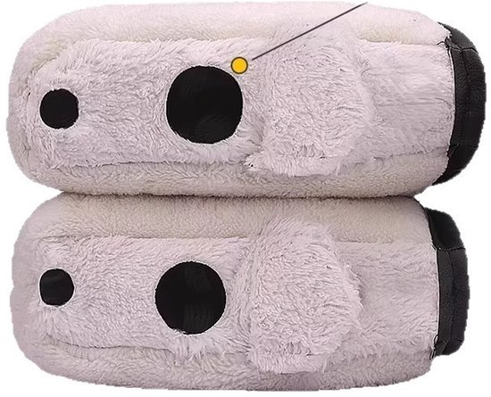 Twee witte, pluizige handschoenen met zwarte oog- en neusdetails, vormgegeven als hondenkoppen.