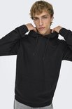 Man met blonde haren draagt zwarte hoodie met capuchon en touwtjes, met steekzak aan de voorkant.