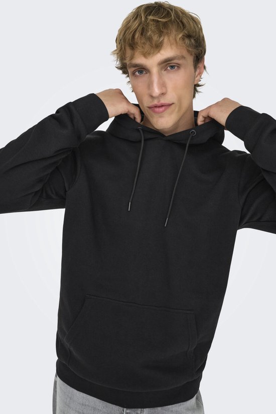Man met blonde haren draagt zwarte hoodie met capuchon en touwtjes, met steekzak aan de voorkant.