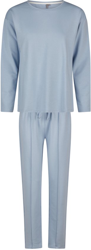 Lichtblauwe loungewear set bestaande uit een sweater met lange mouwen en een joggingbroek met trekkoord.