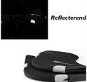 Zwarte stuurhandschoenen met reflecterende elementen, op een fietsstuur.