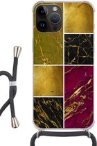 Geschikt voorApple Iphone 14 Pro Max - Crossbody Case - Marmer print - Goud - Zwart - Roze - Siliconen - Crossbody - Backcover met Koord - Telefoonhoesje met koord - Hoesje met touw
