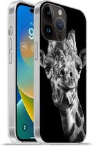 Geschikt voorApple Iphone 14 Pro - Softcase hoesje - Giraffe tegen zwarte achtergrond in zwart-wit - Siliconen Telefoonhoesje
