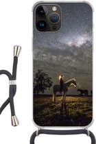 Geschikt voorApple Iphone 14 Pro Max - Crossbody Case - Paard - Vrouw - Sterrenhemel - Siliconen - Crossbody - Backcover met Koord - Telefoonhoesje met koord - Hoesje met touw