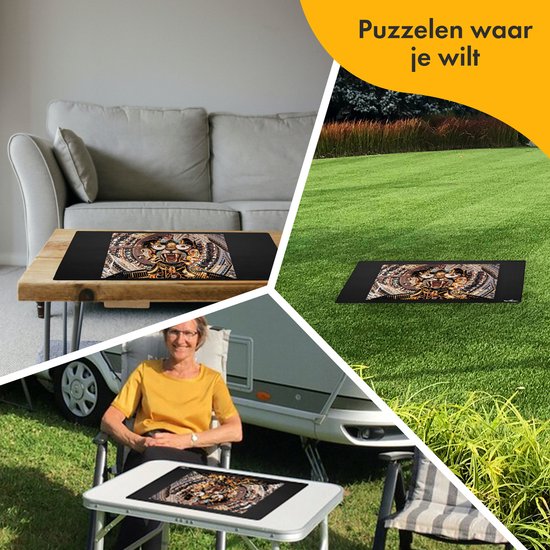 Collage van een puzzelmat met mozaïekpuzzel van een katachtige op verschillende locaties: binnen op een salontafel, buiten op gras, en bij een camper.