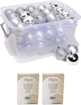 Kerstballen/kerstversiering zilver in box 70 stuks met kerstbalhaakjes - Kerstboomversiering/kerstversiering