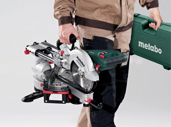 Man met Metabo afkortzaag en groene koffer.
