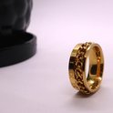 Gouden ring met schakelketting detail en Romeinse cijfers.