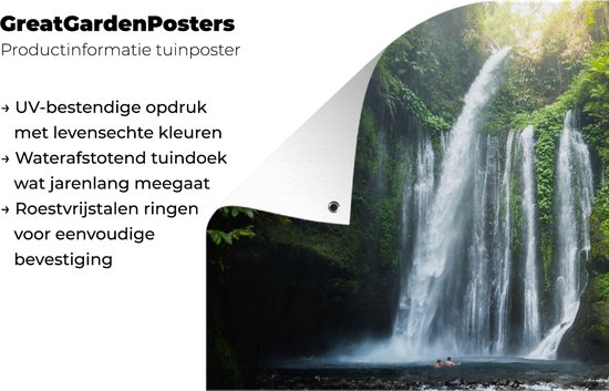 Tuinposter 90x60 cm - Tuindecoratie Waterval in de jungle van het Nationaal park Gunung Rinjani op Lombok - Poster voor in de tuin - Buiten decoratie - Schutting tuinschilderij - Tuindoek muurdecoratie - Wanddecoratie balkondoek