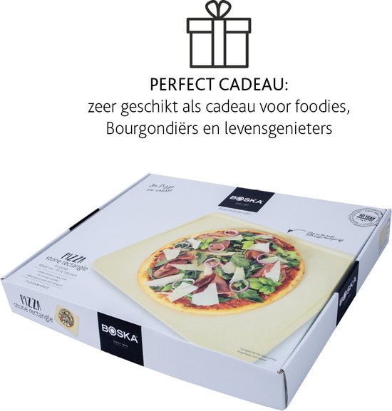 Verpakking van een rechthoekige pizzasteen met daarop een pizza met ham, kaas, groenten en rucola.