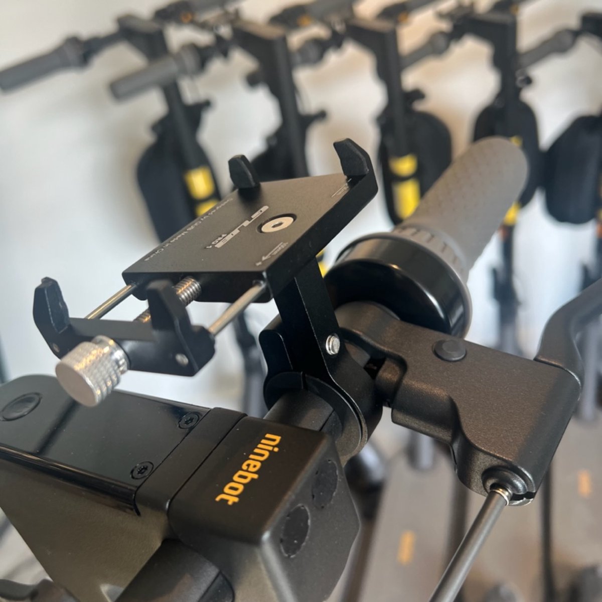 Smartphone houder voor e-step, past op NINEBOT-SEGWAY MAX G30 (als andere e-steps mogelijk) (GUB) by Step Tours – foto 3
