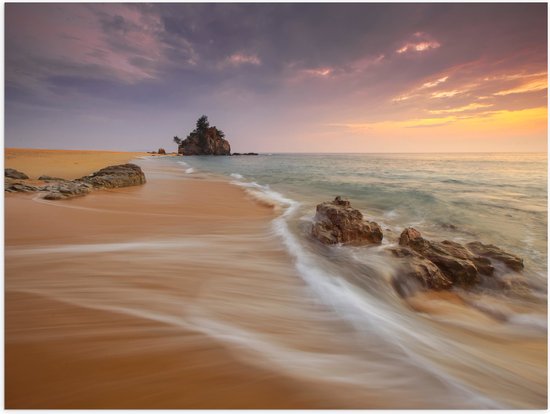 WallClassics - Poster Glanzend – Zee met Rotsen bij Pastelkleurige Lucht - 40x30 cm Foto op Posterpapier met Glanzende Afwerking