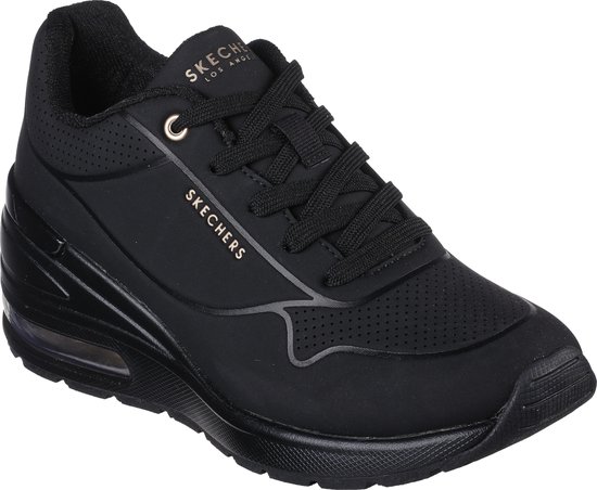 Zwarte Skechers sneaker, driekwart aanzicht, met air-zool.