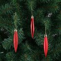 Drie rode, gedraaide kerstboomhangers aan een kerstboom.
