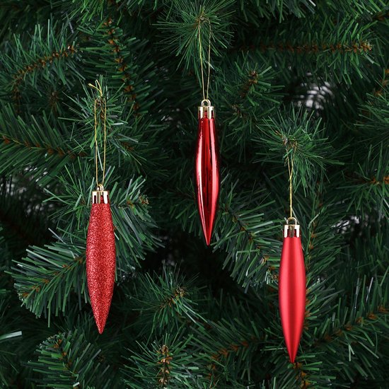 Drie rode, gedraaide kerstboomhangers aan een kerstboom.