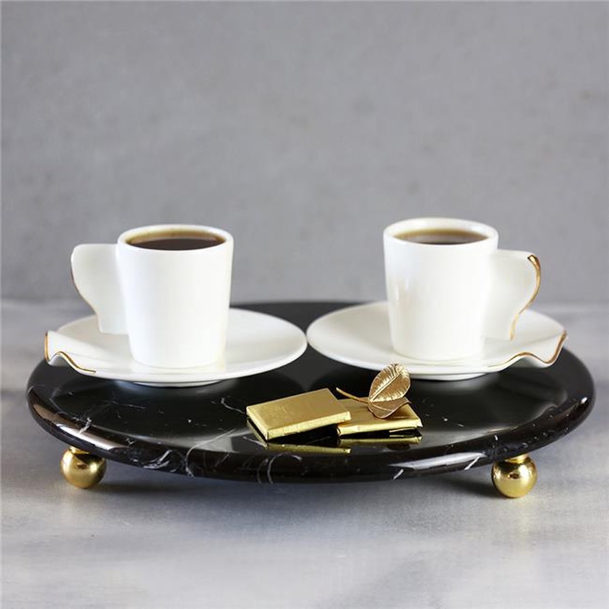 Natuurlijk Marmer Borrelplank - Zwart 28 cm - Dienblad - Serveerplank - Kaasplank - Tapasplank - Ronde - met gouden poten