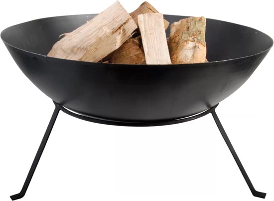 Zwarte, ronde vuurschaal op drie zwarte poten gevuld met stukken hout.