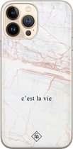 Casimoda® hoesje - Geschikt voor iPhone 13 Pro Max - C'est La Vie - Siliconen/TPU telefoonhoesje - Backcover - Tekst - Bruin/beige