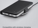 Étui portefeuille noir sur un chargeur sans fil.