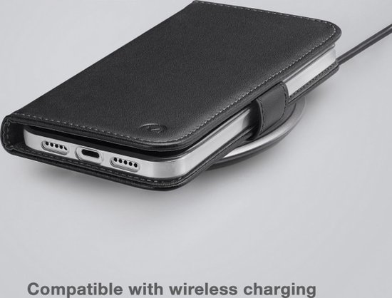 Étui portefeuille noir sur un chargeur sans fil.