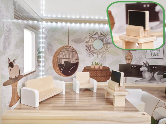 Poppenhuis woonkamer met bank, stoel, bijzettafel en een mini-krijtbord. Behang met planten.