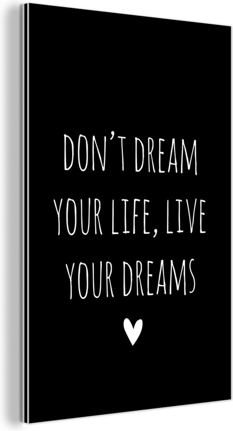 Wanddecoratie Metaal - Aluminium Schilderij - Engelse quote Don't dream your life, live your dreams met een hartje op een zwarte achtergrond - 60x90 cm - Dibond