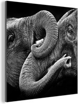 Wanddecoratie Metaal - Aluminium Schilderij Industrieel - Omhelzing olifanten op zwarte achtergrond in zwart-wit - 90x90 cm - Dibond - Foto op aluminium - Industriële muurdecoratie - Voor de woonkamer/slaapkamer