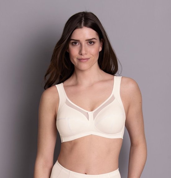 Model met donkerbruin haar draagt een crèmekleurige beugel bh met mesh details op de cups.