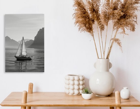 Tableau sur toile Voilier sur les eaux calmes du lac des Quatre-Cantons en Suisse - noir et blanc - 20x30 cm - Décoration murale