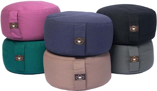 Stapel van vijf meditatiekussens in verschillende kleuren: roze, donkerblauw, zwart, groen en taupe.