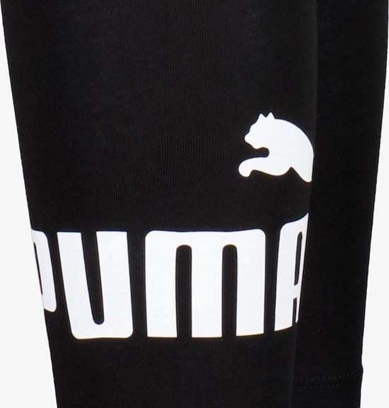 Close-up van het Puma-logo op een zwarte legging.