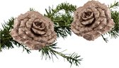Fleurs de sapin de Noël sur clip - 2x pièces - champagne - synthétiques - 18 cm