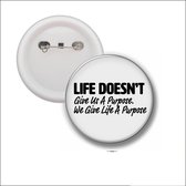 Button Met Speld 58 MM - Life Doesnt Give Us A Purpose