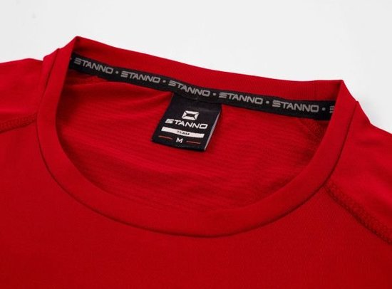 Détail du cou d'un t-shirt Stanno rouge à manches longues avec étiquette taille M.
