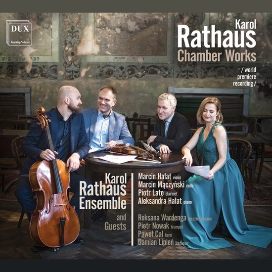Albumhoes met Karol Rathaus Ensemble en gasten, met vier musici rond een tafel.