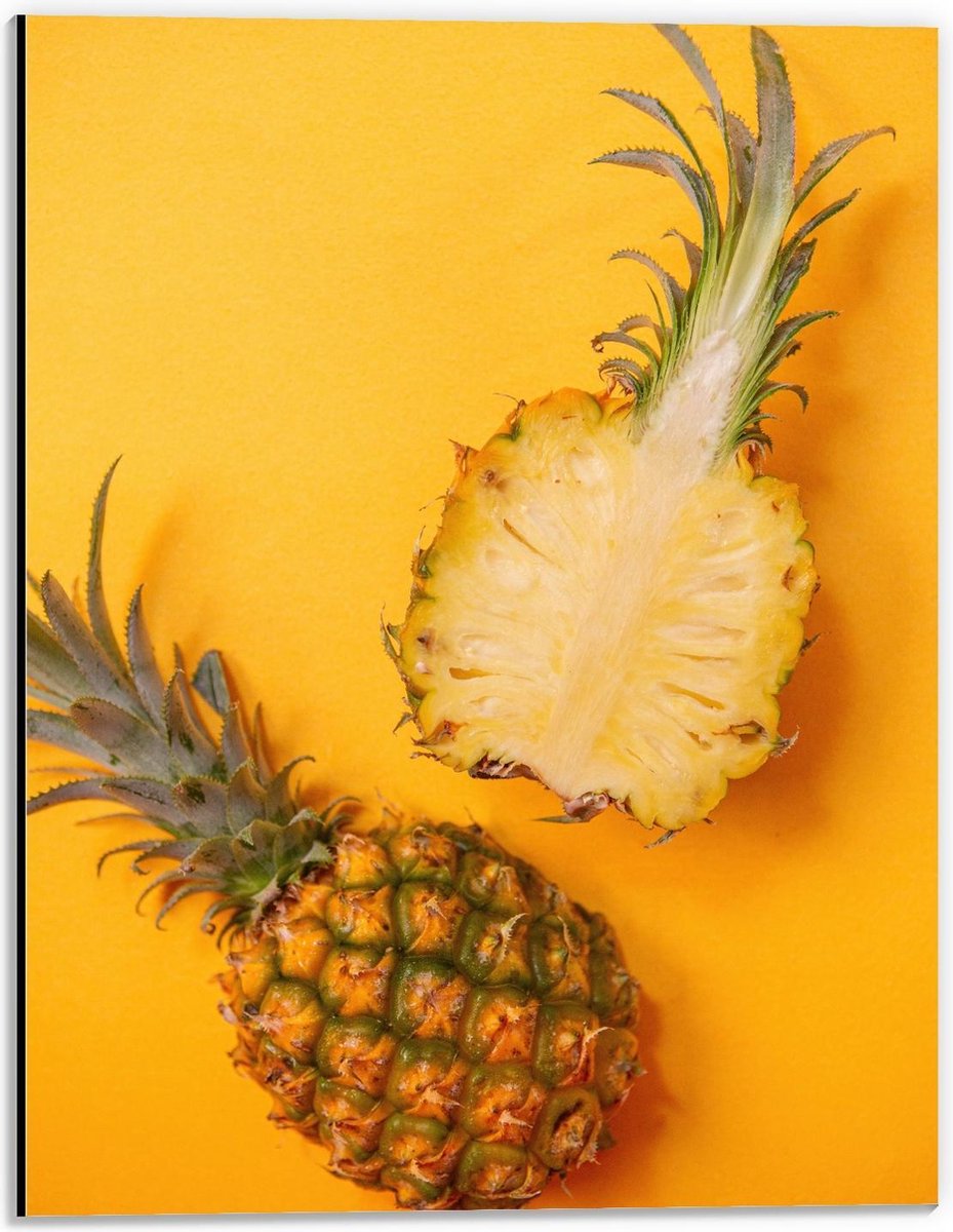 Dibond - Door midden gesneden Ananas op Gele Achtergrond - 30x40cm Foto op Aluminium (Wanddecoratie van metaal)