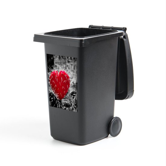 Container sticker Rood zwart wit - Zwart-wit foto met een rode hartvormige cactus Klikosticker - 40x60 cm - kliko sticker - weerbestendige containersticker