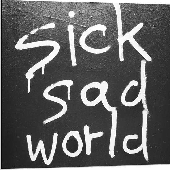 Dibond - ''Sick Sad World'' met Witte Verf geschreven - 80x80cm Foto op Aluminium (Met Ophangsysteem)